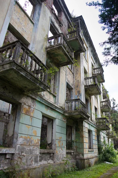 Opuštěné hornické město Tquarchal, Abcházie. Zničený prázdný ho — Stock fotografie