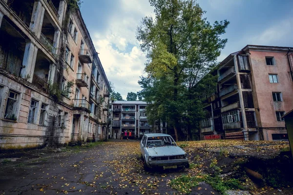 버려진 광산 유령 마을 잔투하, 압하지아. 파괴 된 빈 시간 — 스톡 사진