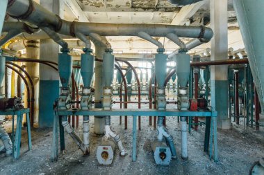 Terk edilmiş un öğütme fabrikası. Boşaltma ekipmanları 