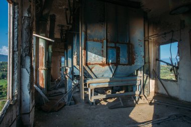 Terk edilmiş un öğütme fabrikası. Paslı tahıl sığınakları