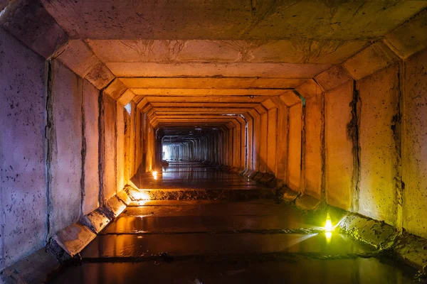 Túnel de alcantarillado rectangular inundado con aguas residuales urbanas sucias illumin — Foto de Stock