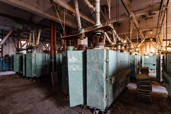 Fábrica de molienda de harina abandonada. Vieja oxidado grano limpieza aire se — Foto de Stock