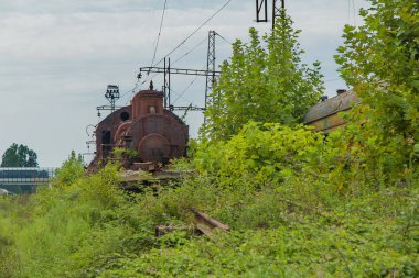 Terk edilmiş tren. Terk edilmiş demiryolu. Eski paslı buharlı lokomotif o