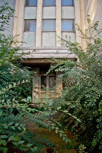 Overgrown abandoned factory entrance — Stock Photo, Image
