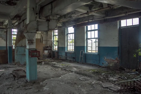 Taller industrial abandonado en ruinas — Foto de Stock