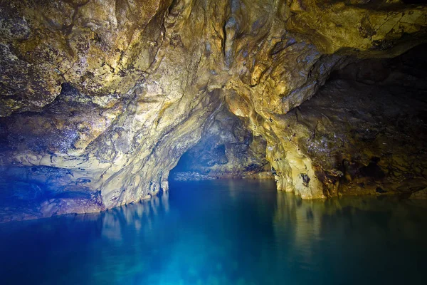 Podziemne jezioro w zalanych jaskini — Zdjęcie stockowe