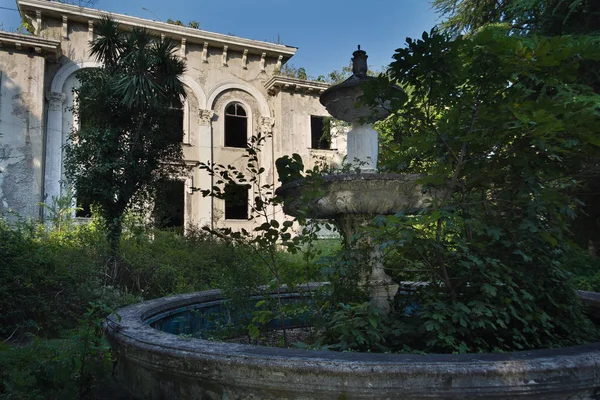 Vecchio palazzo abbandonato in rovina e fontana in rovina in invaso pa — Foto Stock