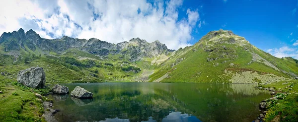 Yaz günü berrak sakin dağ gölü panoraması — Stok fotoğraf