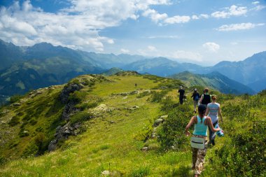 Bir grup turist Kafkas dağlarında yürüyor 