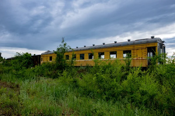 Train abandonné. Chemin de fer oublié. Vieux chemin de fer rouillé — Photo