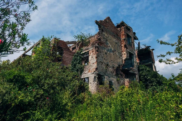 Ruinas superpobladas de escuela abandonada con marcas de bala, consecuentes —  Fotos de Stock