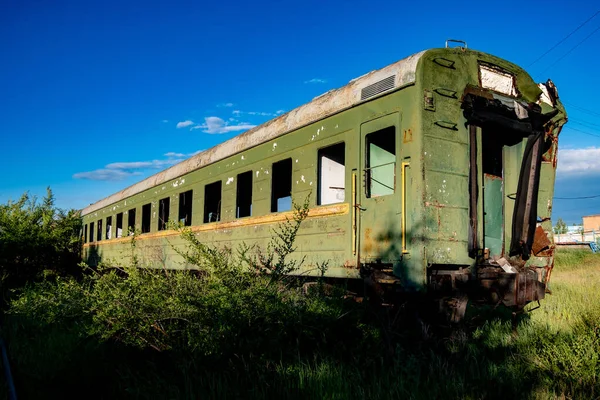 Opuszczony pociąg. Zapomniane porośnięte kolejowe. Stare zardzewiałe kolej — Zdjęcie stockowe