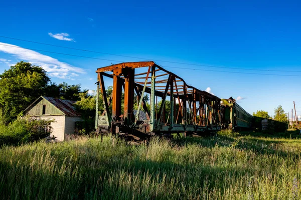 Chemin de fer oublié. Vieux chariot de fret ruiné rouillé — Photo
