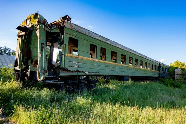 Opuszczony pociąg. Zapomniane porośnięte kolejowe. Stare zardzewiałe kolej — Zdjęcie stockowe