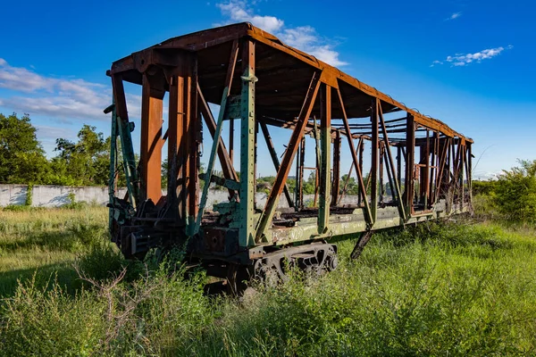 Estrada de ferro esquecida. Velho e enferrujado transporte de mercadorias em ruínas — Fotografia de Stock