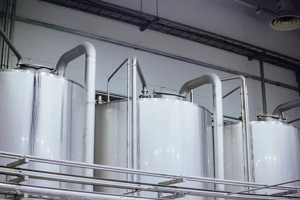 Industriella jäsningskar av rostfritt stål i modernt bryggeri — Stockfoto