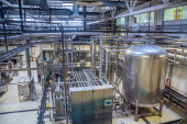 Moderní výrobní linka pivovaru. Velká nádrž na kvašení piva