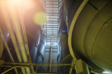 Modern bira üretim hattı. Bira fermentasyonu için büyük fıçılar