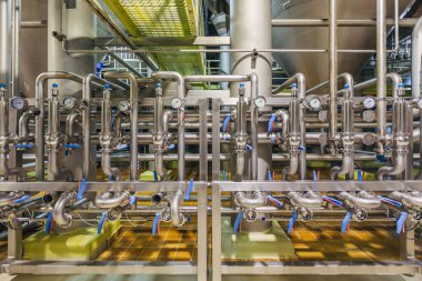 Modern bira fabrikası. Endüstriyel paslanmaz çelik borular bağlantı