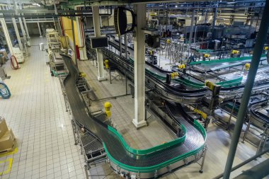 Modern bira üretim hattı, hava manzarası. 