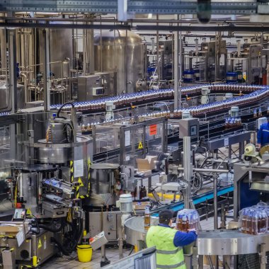 Bira üretim hattının taşıma bandı. Bira polietilen Evcil Hayvan