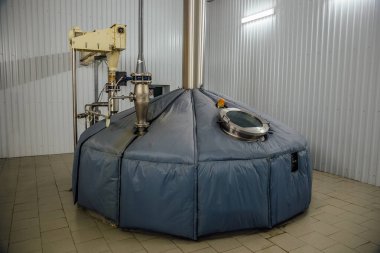 Bira fabrikasında mayalanan çelik ezme fıçısı 