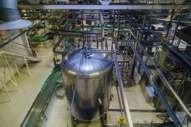 Modern bira üretim hattı. Bira fermantasyonu için büyük fıçı