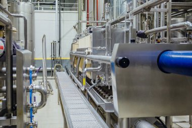Modern bira fabrikası. Bira üretim hattı ekipmanı