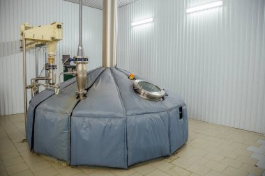 Modern çağda aynalı mayalanma için çelik tank.