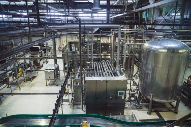 Modern bira üretim hattı. Bira fermantasyonu için büyük fıçı