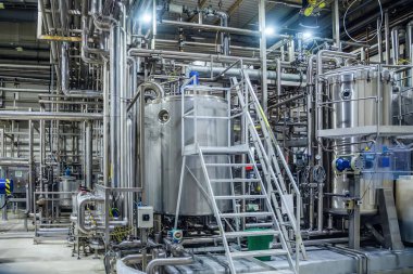 Modern bira fabrikası. Filtreleme fıçıları, boru hatları, vanalar ve o
