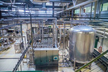 Modern bira üretim hattı. Bira fermantasyonu için büyük fıçı