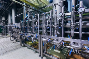 Modern bira fabrikası. Endüstriyel paslanmaz çelik borular bağlantı