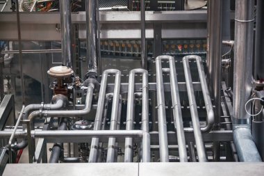 Modern bira fabrikasında yılan piposu