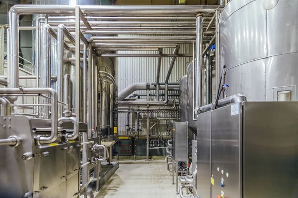 Intérieur de brasserie moderne. Cuves de filtration, canalisations, vannes et o — Photo