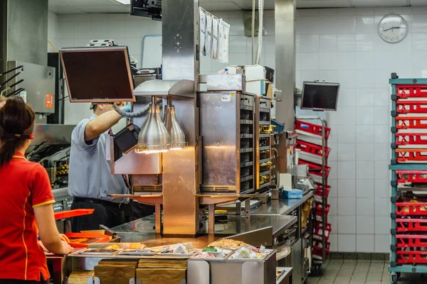 Trabajando en cocina de restaurante moderno de comida rápida — Foto de Stock