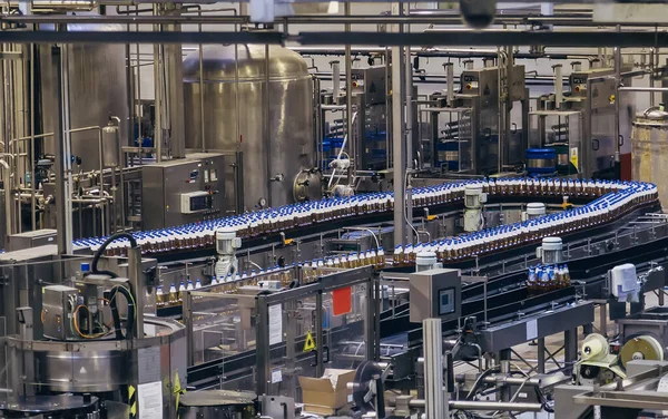 Transportband van de brouwerij productielijn. Bier polyethyleen Huisdier — Stockfoto