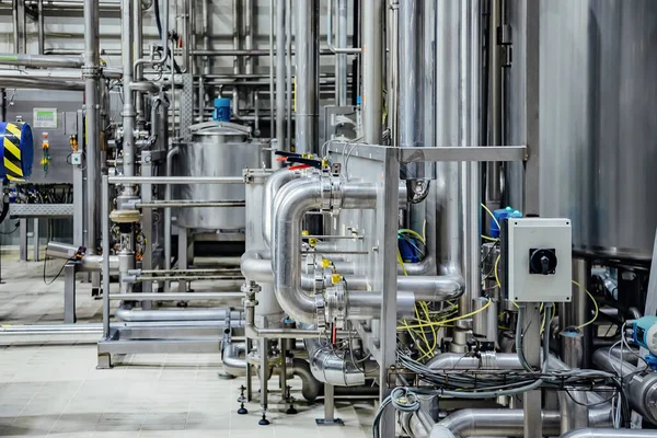 Modern bryggeriinredning. Industriella rör av rostfritt stål connec — Stockfoto