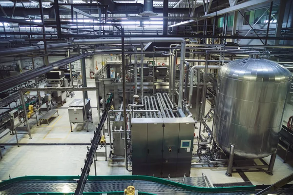 Línea de producción cervecera moderna. Vat grande para la fermentación de cerveza — Foto de Stock