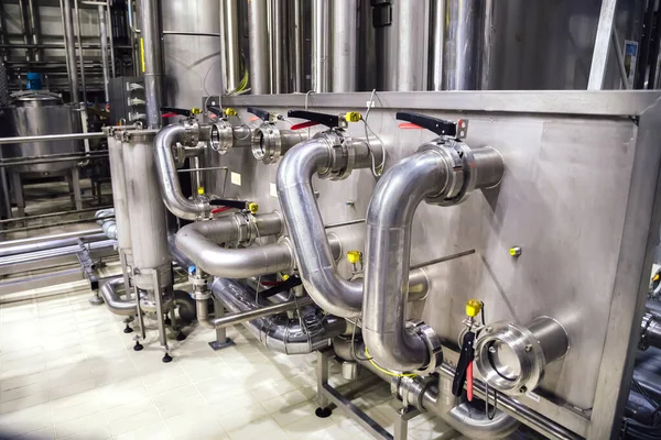 Modernes Brauereiinterieur. industrielle Edelstahlrohre — Stockfoto