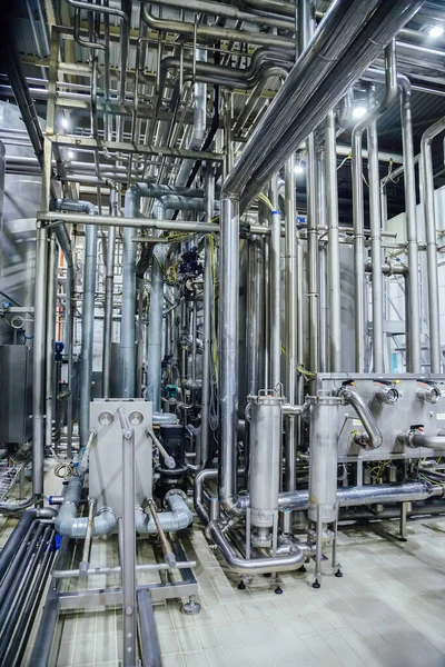 Interior de la cervecería moderna. Sistema de tuberías, bombas y cubas — Foto de Stock