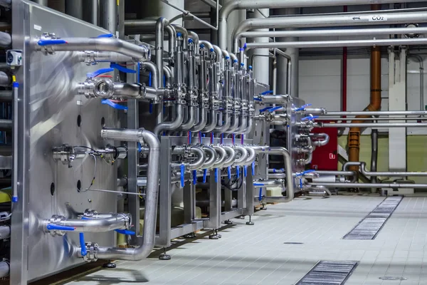 Rörlednings-och ventilsystem i bryggeri för distribution och — Stockfoto
