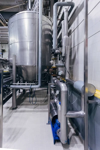 Cubas industriales de fermentación de acero inoxidable en cervecería moderna — Foto de Stock