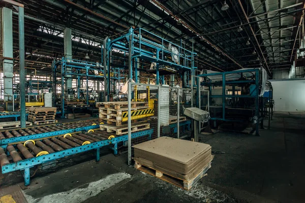 Alte Rollenbahn und Verpackungsmaschine in verlassener Fabrik — Stockfoto