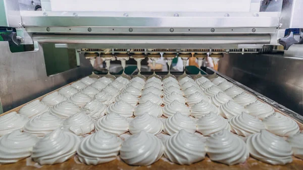 Кондитерская фабрика. Машины для производства зефира и зефира — стоковое фото