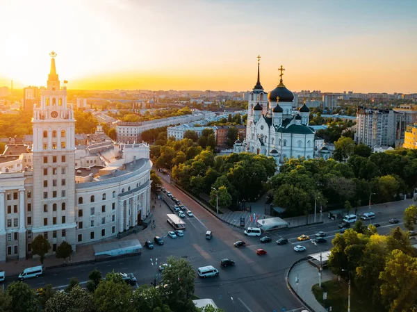 Noche de verano Voronezh paisaje urbano. Anunciación Catedral y Torre de Gestión del Ferrocarril Sureste al atardecer —  Fotos de Stock