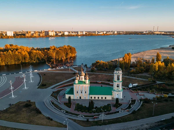 Καλησπέρα Voronezh, εναέρια θέα. Admiralteiskaya πλατεία, Κοίμηση της Θεοτόκου (Ναυαρχείο) Εκκλησία και μνημείο του πρώτου ρωσικού πλοίου Γραμμική Goto Προορισμός — Φωτογραφία Αρχείου