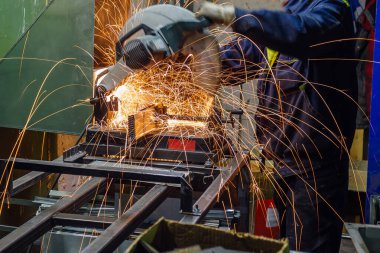 Metalw'de elektrikli dairesel öğütücü kullanılarak metal parçaların kesilmesi