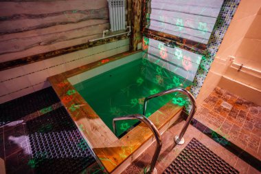 Banyoda küçük yüzme havuzu, sauna veya sanatoryum