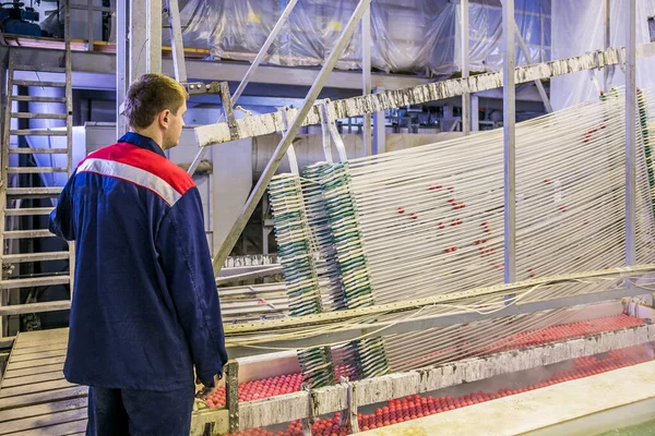 Worker pickling aluminium parts in tanks with etching acid to re — Stock Photo, Image